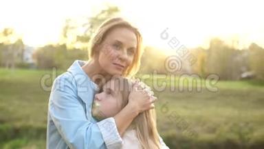 可爱的一对，妈妈和女儿在秋天的城市公园拥抱。 <strong>母爱</strong>，少女
